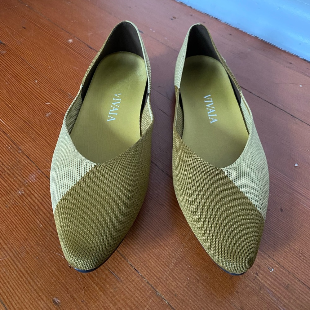 Vivaia Green Valencia Pointed-Toe V-Cut Flats